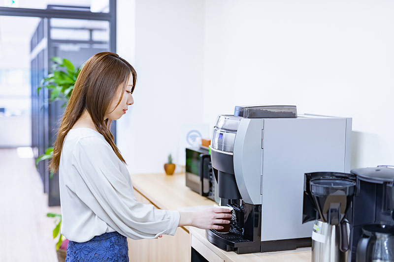 コーヒーを入れる女性