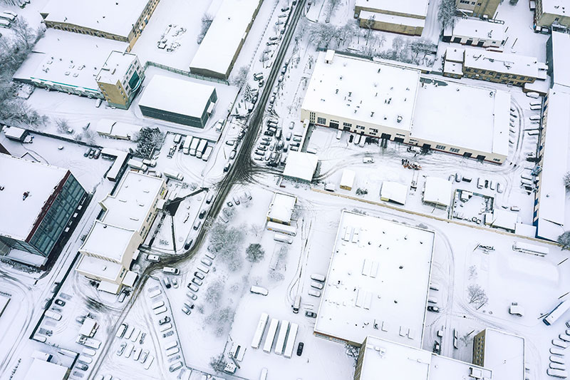 雪が積もる町