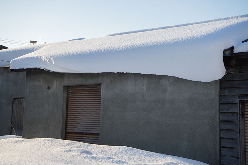 屋根に積もる雪