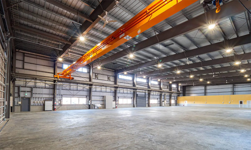 工場内には無線式2.8tクレーン2基